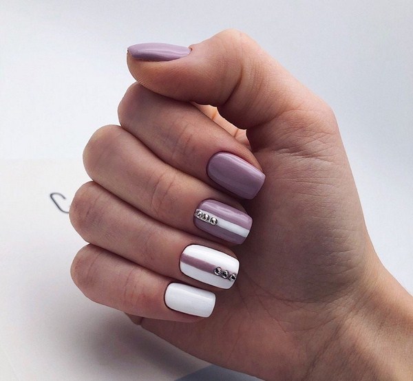 Belle manucure au design à la mode - les meilleures nouvelles de la photo