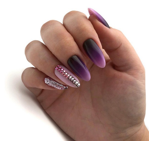 Belle manucure au design à la mode - les meilleures nouvelles de la photo