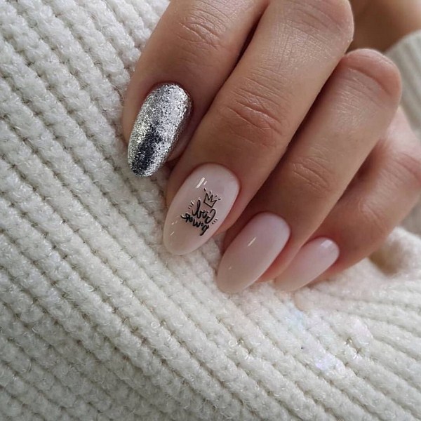 Belle manucure au design à la mode - les meilleures nouvelles de la photo