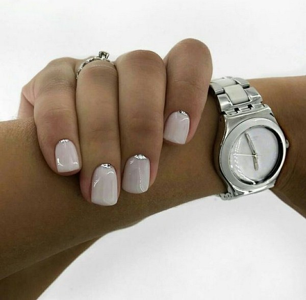 Belle manucure au design à la mode - les meilleures nouvelles de la photo