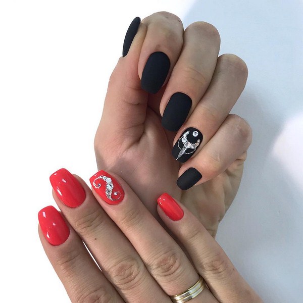 Belle manucure au design à la mode - les meilleures nouvelles de la photo