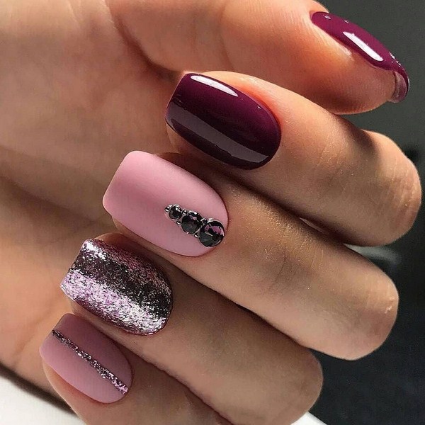 Belle manucure au design à la mode - les meilleures nouvelles de la photo