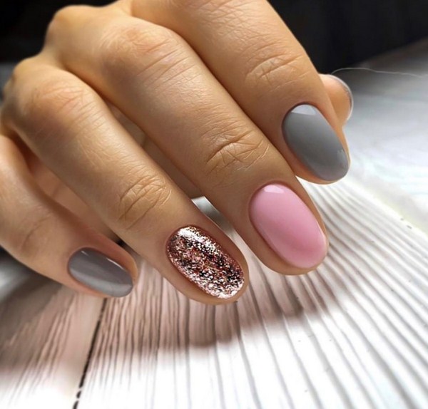 Belle manucure au design à la mode - les meilleures nouvelles de la photo