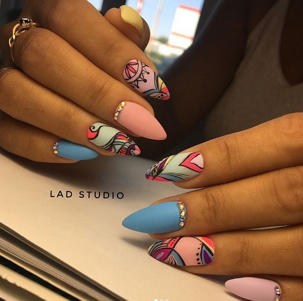 Belle manucure au design à la mode - les meilleures nouvelles de la photo