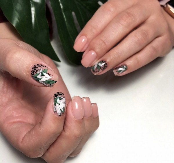 Belle manucure au design à la mode - les meilleures nouvelles de la photo