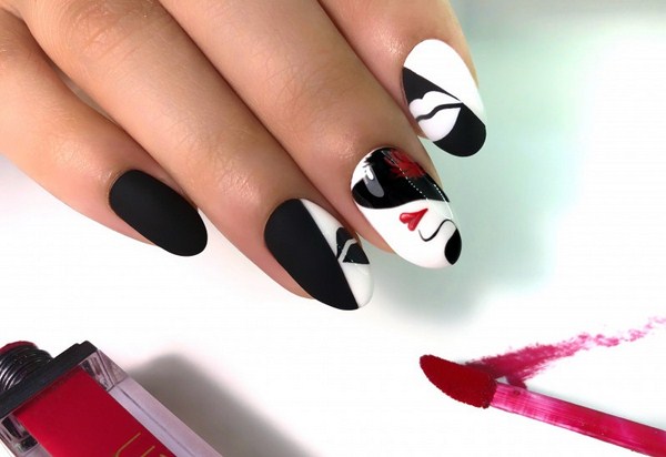 Belle manucure au design à la mode - les meilleures nouvelles de la photo