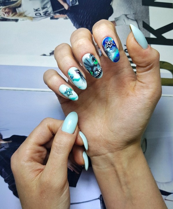 Belle manucure au design à la mode - les meilleures nouvelles de la photo