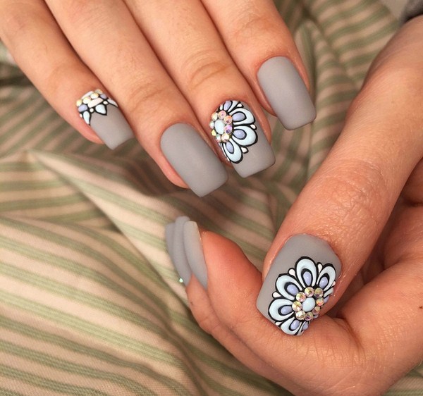 Belle manucure au design à la mode - les meilleures nouvelles de la photo