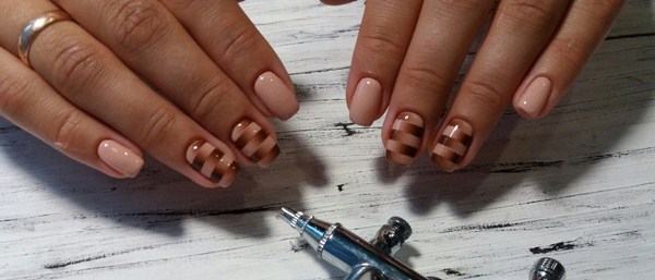 Belle manucure au design à la mode - les meilleures nouvelles de la photo