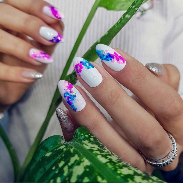 Belle manucure au design à la mode - les meilleures nouvelles de la photo