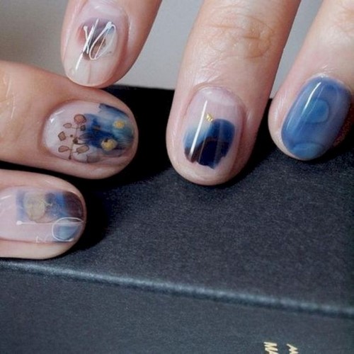 Festék nélküli hely a körmökön. Meztelen manikűr negatív tér