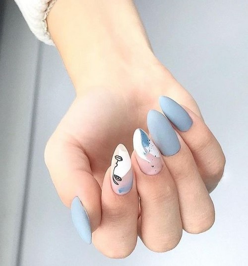 Festék nélküli hely a körmökön. Meztelen manikűr negatív tér