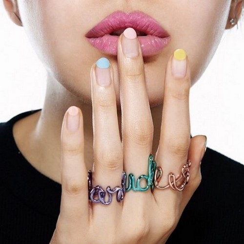 Festék nélküli hely a körmökön. Meztelen manikűr negatív tér