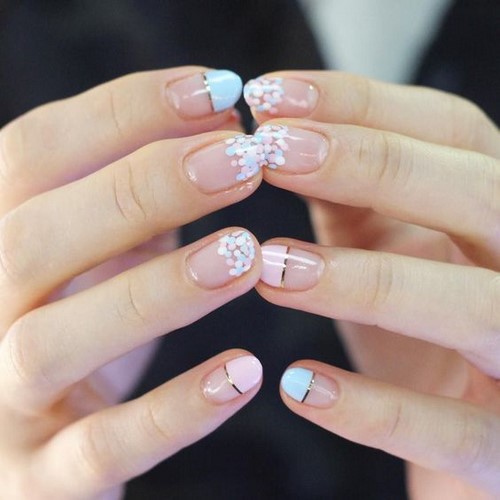 Festék nélküli hely a körmökön. Meztelen manikűr negatív tér