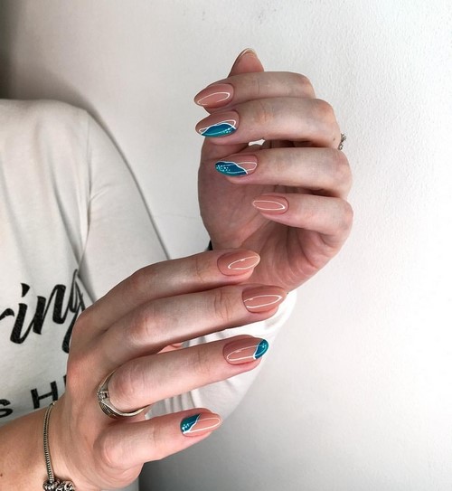 Festék nélküli hely a körmökön. Meztelen manikűr negatív tér