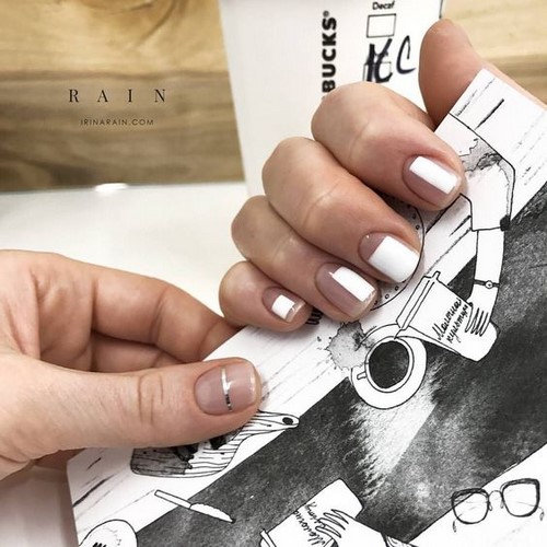 Festék nélküli hely a körmökön. Meztelen manikűr negatív tér