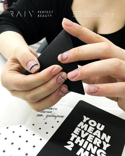 Festék nélküli hely a körmökön. Meztelen manikűr negatív tér