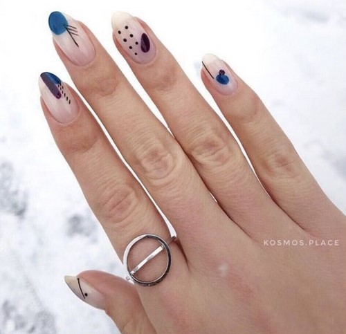 Festék nélküli hely a körmökön. Meztelen manikűr negatív tér