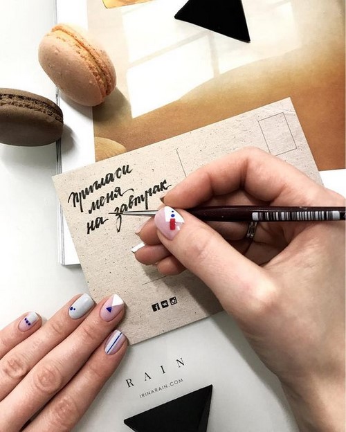 Festék nélküli hely a körmökön.Meztelen manikűr negatív tér