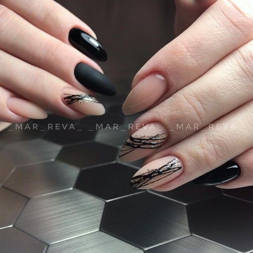 Festék nélküli hely a körmökön. Meztelen manikűr negatív tér