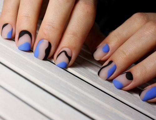 Festék nélküli hely a körmökön. Meztelen manikűr negatív tér