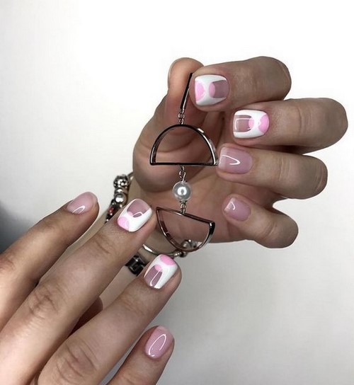 Festék nélküli hely a körmökön. Meztelen manikűr negatív tér