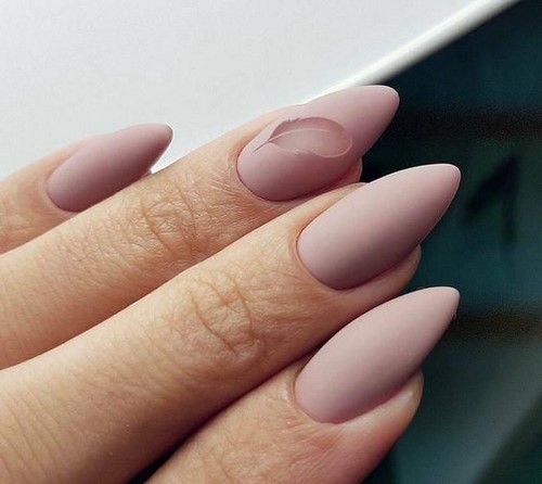 Festék nélküli hely a körmökön. Meztelen manikűr negatív tér