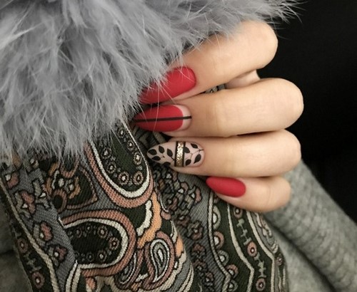 Festék nélküli hely a körmökön. Meztelen manikűr negatív tér