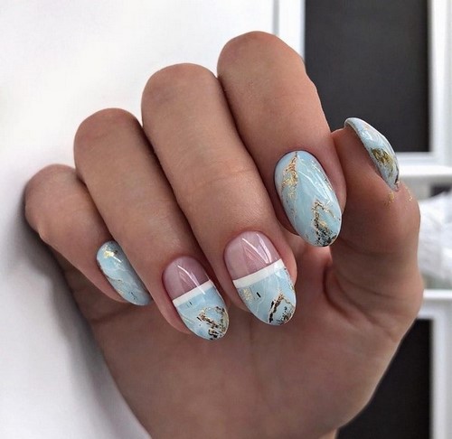 Festék nélküli hely a körmökön. Meztelen manikűr negatív tér