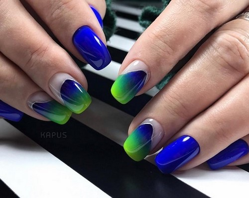 Festék nélküli hely a körmökön. Meztelen manikűr negatív tér