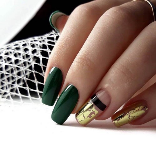 Festék nélküli hely a körmökön. Meztelen manikűr negatív tér