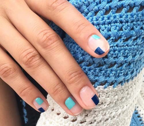 Festék nélküli hely a körmökön. Meztelen manikűr negatív tér