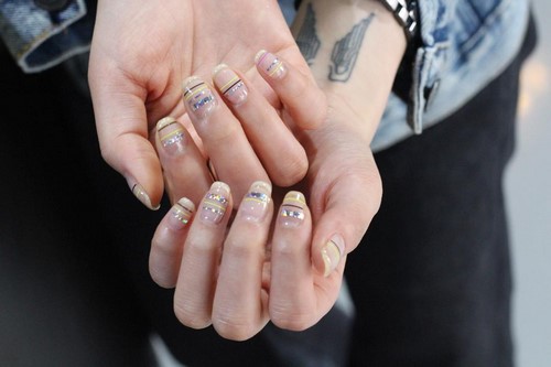 Festék nélküli hely a körmökön. Meztelen manikűr negatív tér