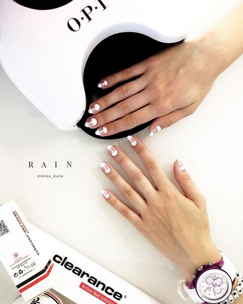 Festék nélküli hely a körmökön. Meztelen manikűr negatív tér