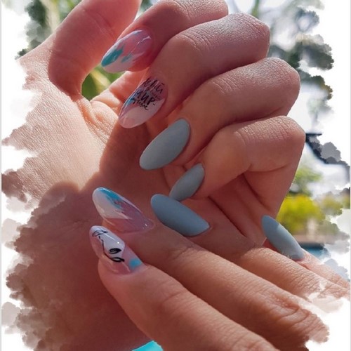 Festék nélküli hely a körmökön. Meztelen manikűr negatív tér