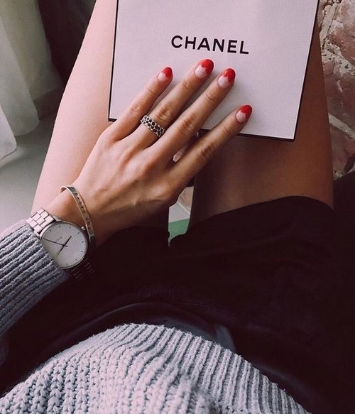 Festék nélküli hely a körmökön. Meztelen manikűr negatív tér