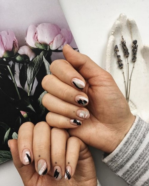 Festék nélküli hely a körmökön. Meztelen manikűr negatív tér