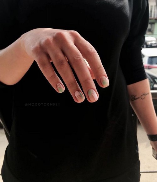 Festék nélküli hely a körmökön. Meztelen manikűr negatív tér