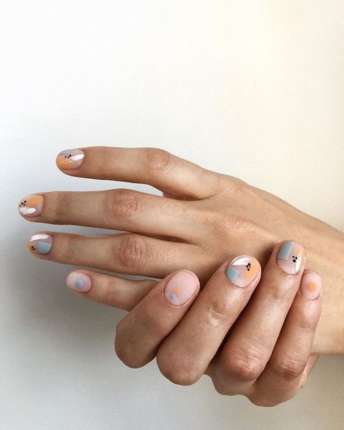 Festék nélküli hely a körmökön. Meztelen manikűr negatív tér