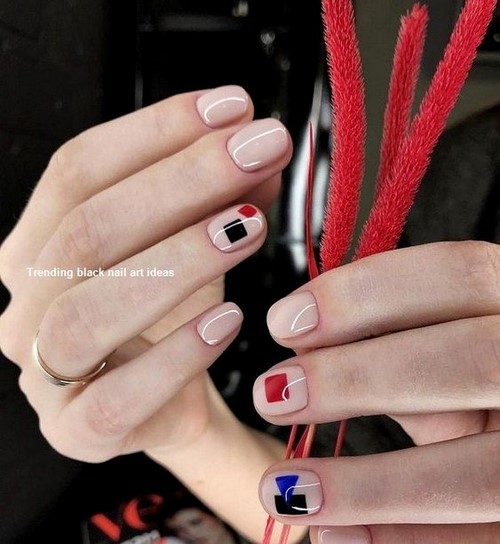 Festék nélküli hely a körmökön. Meztelen manikűr negatív tér