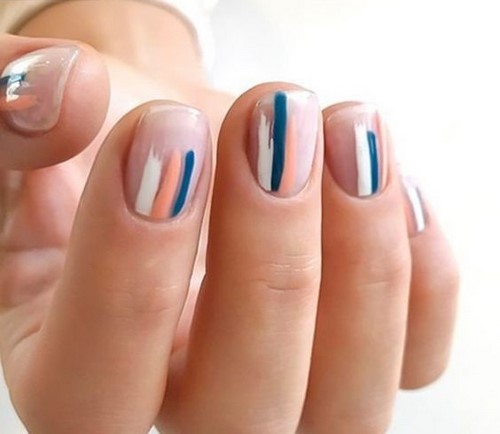 Festék nélküli hely a körmökön. Meztelen manikűr negatív tér