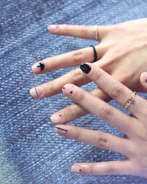 Festék nélküli hely a körmökön. Meztelen manikűr negatív tér