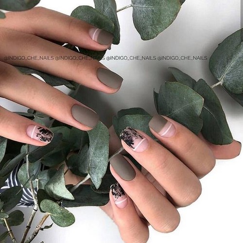 Festék nélküli hely a körmökön. Meztelen manikűr negatív tér