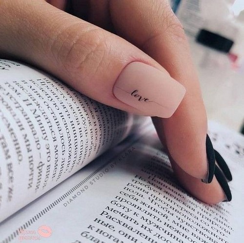 Festék nélküli hely a körmökön. Meztelen manikűr negatív tér