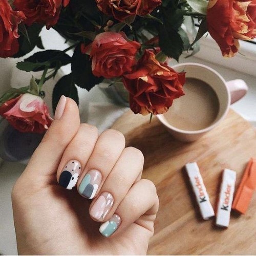 Festék nélküli hely a körmökön. Meztelen manikűr negatív tér