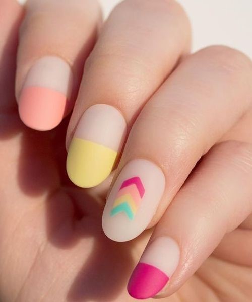 Festék nélküli hely a körmökön. Meztelen manikűr negatív tér