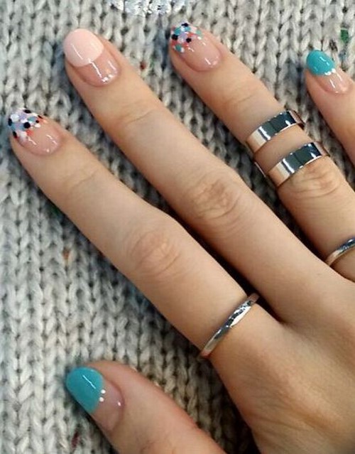 Festék nélküli hely a körmökön. Meztelen manikűr negatív tér