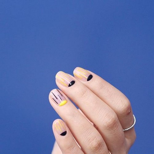 Festék nélküli hely a körmökön. Meztelen manikűr negatív tér