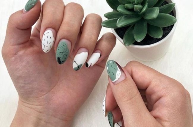 Festék nélküli hely a körmökön. Meztelen manikűr negatív tér