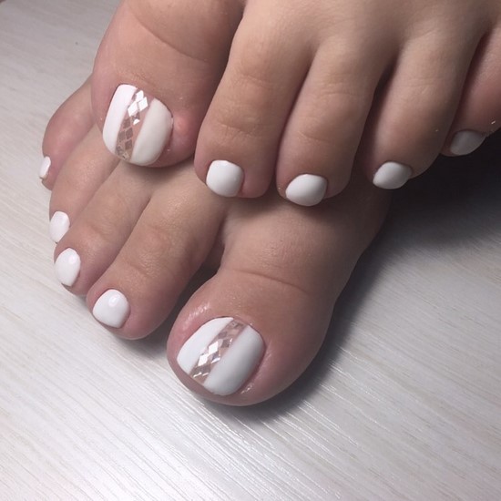 Pédicure blanche en filigrane sur la photo